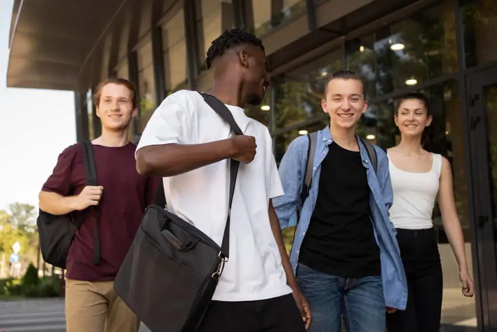 Groupe d’étudiants souriants sur un campus